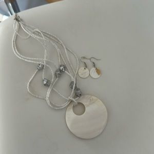 Mother of pearl and beads necklace and earrings set